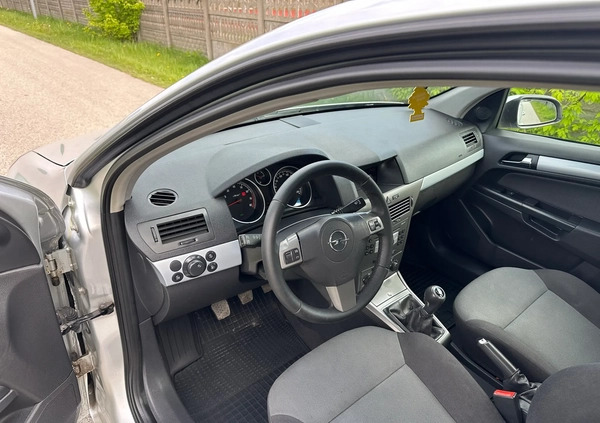 Opel Astra cena 11900 przebieg: 165000, rok produkcji 2005 z Sochaczew małe 436
